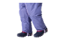 Pantalon de neige violet pour enfant avec bottes d'hiver bleu foncé et rouges.
