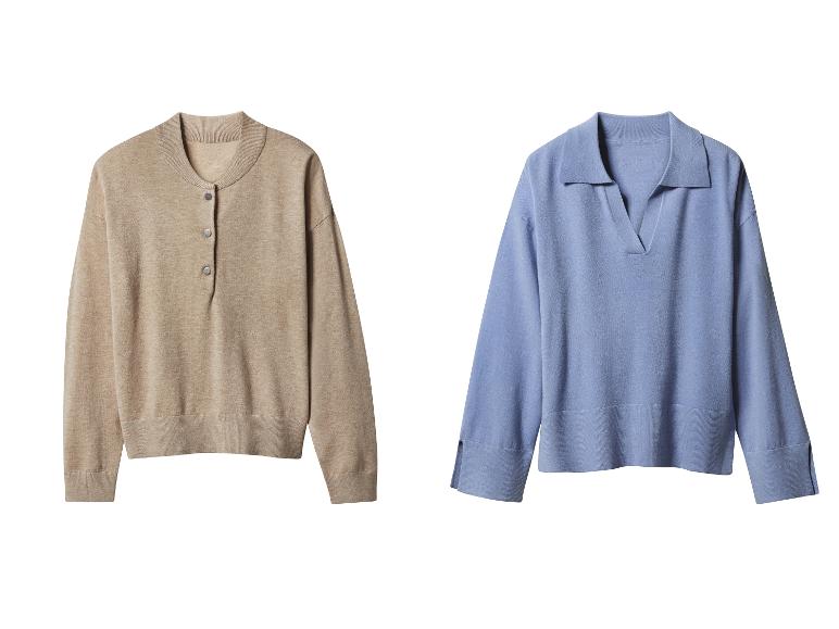 Deux pulls en maille, un beige à boutons et un bleu à col.