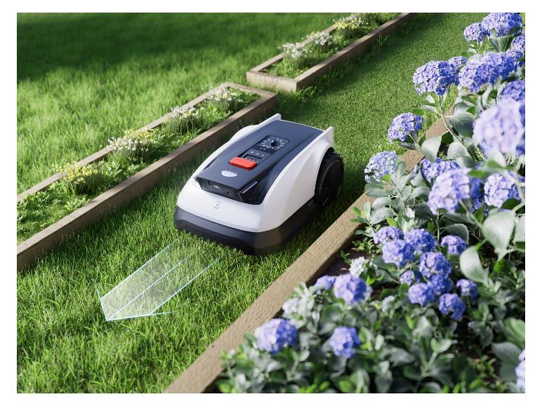 Tondeuse robot sur herbe verte avec parterres de fleurs et hortensias bleus