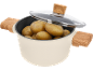 Casserole avec des pommes de terre et un couvercle en verre