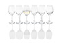 Six verres, un avec du vin blanc.