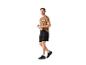 Homme portant un t-shirt, short et chaussures de sport.