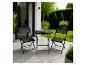 Ensemble bistrot noir avec deux chaises pliantes et une table ronde sur une terrasse.