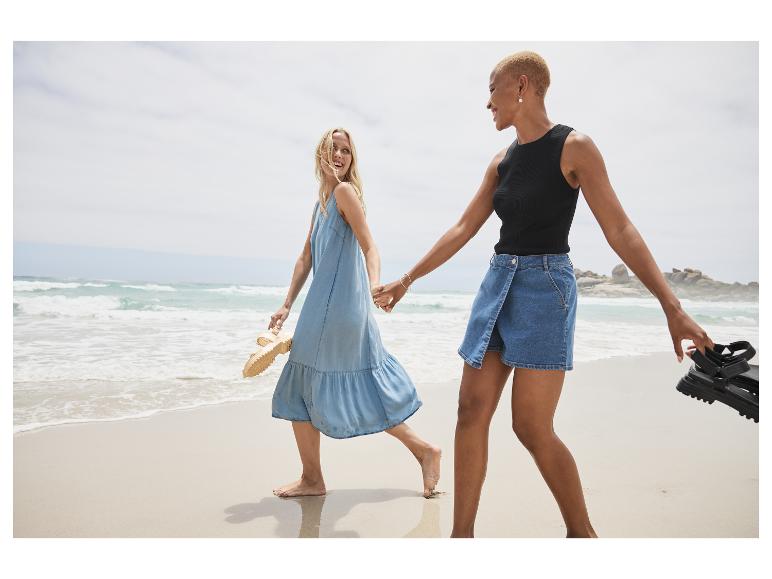 Robes et shorts en jean, sandales ; tenue estivale à la plage.