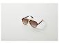 Lunettes de soleil marron avec verres dégradés sur fond blanc.
