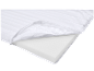 Surmatelas blanc avec une fermeture éclair ouverte révélant le noyau en mousse.