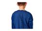 Vue de dos d'un enfant en costume bleu avec des accents noirs.