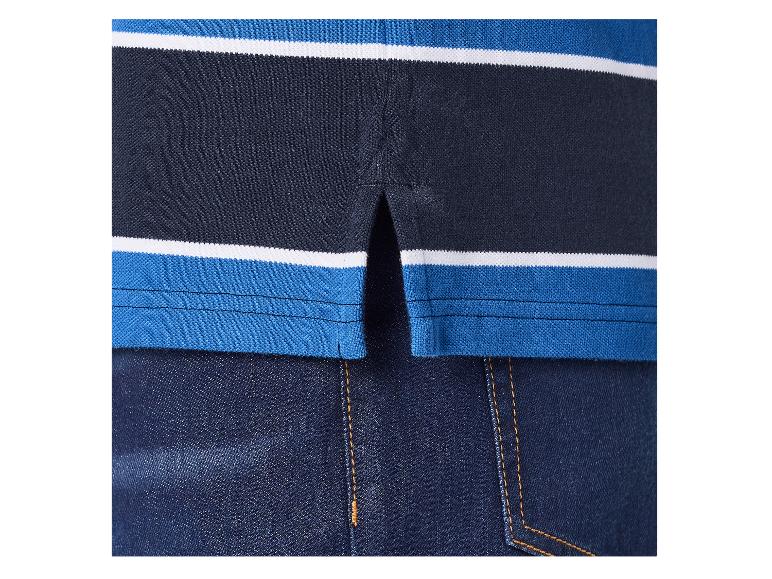 Polo rayé bleu marine, bleu et blanc avec fentes latérales, associé à un jean.