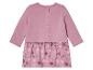 Une robe rose à fleurs pour bébé.