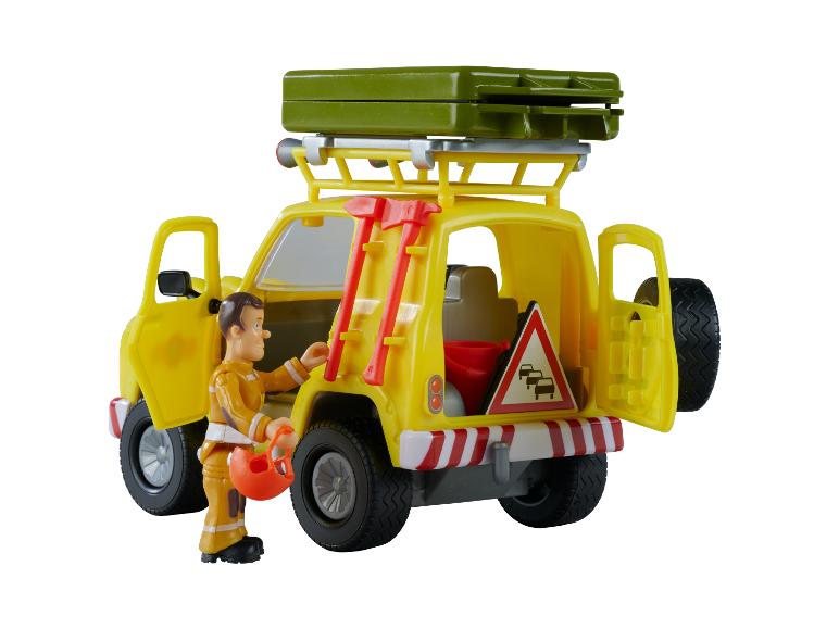 Une petite voiture jaune en plastique avec une figurine de pompier et du matériel.