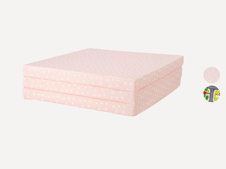 Matelas pliant pour enfants avec motif cœurs roses et tapis de jeu avec routes.