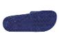 Vue de dessous de tongs bleues.