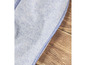 Détail d'un tissu en polaire bleu avec une couture bleue