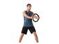 Homme en tenue de sport bleue et noire tenant un anneau d'exercice noir.