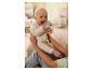 Un bébé heureux joue avec un jouet sur les genoux d'un adulte.