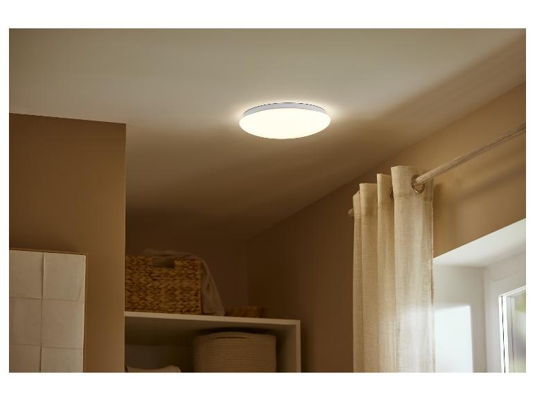 Plafonnier LED LIVARNO home dans une pièce chaleureuse.
