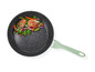 Une poêle noire avec une poignée verte, contenant du saumon et des légumes grillés.