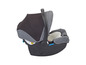 Un siège auto pour bébé gris avec une capote solaire noire.