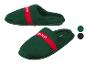 Pantoufles Parkside vertes avec bande rouge.
