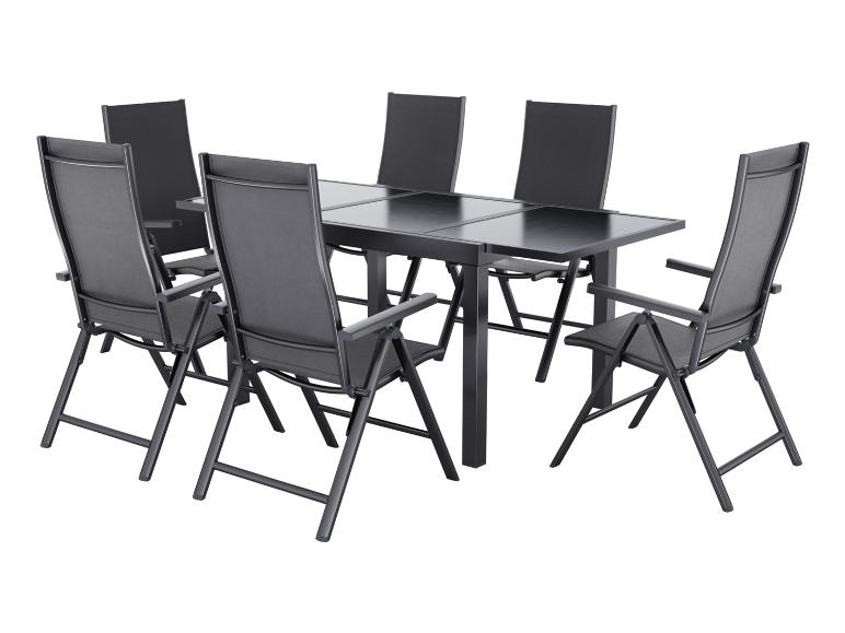 Ensemble de salle à manger d'extérieur gris foncé avec table rectangulaire et six chaises pliantes.