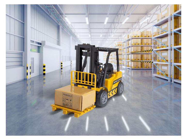 Chariot élévateur jaune avec une boîte en carton dans un entrepôt avec des étagères pleines de boîtes.