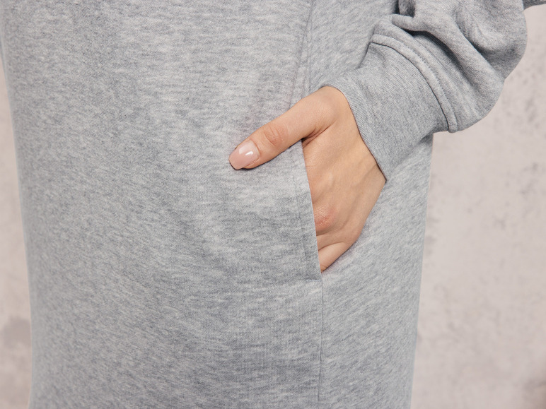 Gros plan sur un sweat-shirt gris avec une poche.
