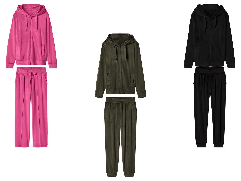 Trois ensembles de survêtements en velours rose, vert olive et noir.