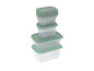 Une pile de contenants de stockage transparents avec des couvercles verts.