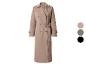 Trench-coat long beige à double boutonnage avec ceinture et boutons marron.