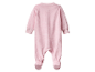 Combinaison rose en velours pour bébé.