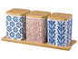 Trois pots en céramique avec des couvercles en bambou, avec différents motifs bleus et blancs.