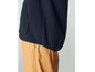 Une veste en polaire bleu marine avec un pantalon marron clair
