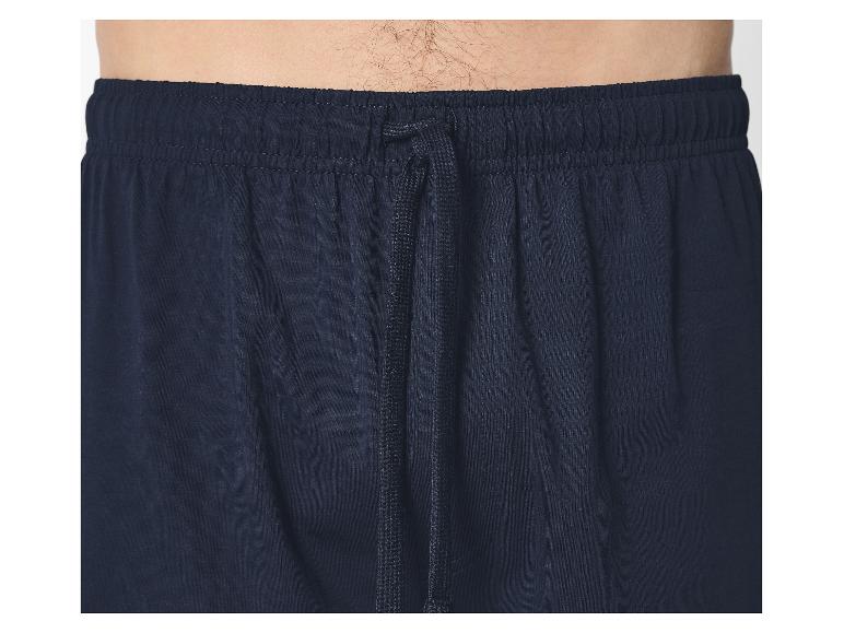 Taille élastique d'un short de pyjama bleu avec cordon de serrage.