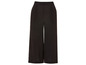 Un pantalon large noir.
