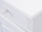 Gros plan sur une commode en bois blanche avec un tiroir.