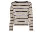 Pull rayé beige et bleu marine à manches longues.