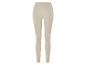 Pantalon beige à jambes étroites.