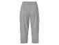Pantalon gris clair, coupe ample.