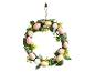 Couronne de Pâques avec œufs roses et jaunes, fleurs et feuillage