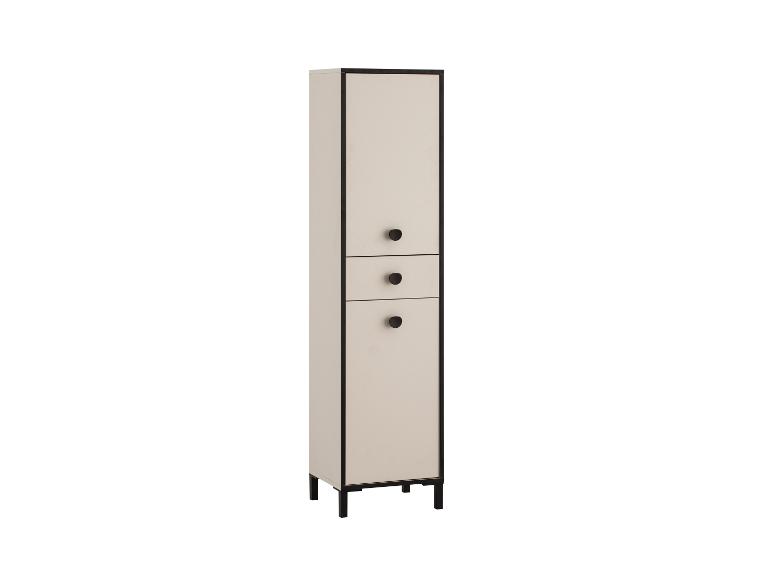 Armoire haute et étroite beige avec bords noirs et trois poignées noires.
