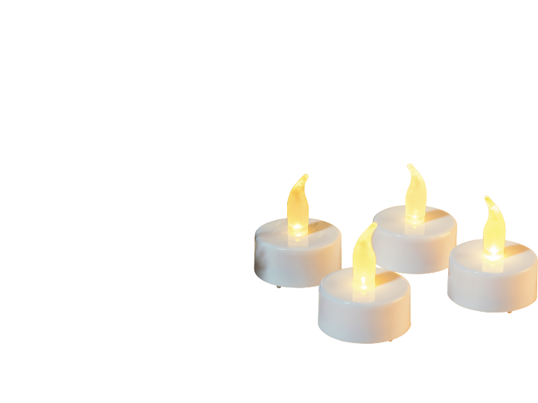 Quatre bougies LED blanches scintillantes, disposées en groupe.
