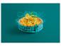 Une tarte au citron dans un moule de cuisson turquoise de Coox.