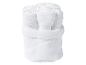 Une pile de serviettes blanches, roulées et placées dans un panier.