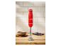 Un mixeur plongeant rouge 1973 KitchenAid sur un comptoir de cuisine.