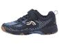 Chaussures de sport bleues avec des détails blancs et bleu clair, fermeture velcro et semelle en caoutchouc.