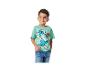 Un garçon portant un t-shirt des Schtroumpfs et un jean bleu.