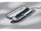 Brosse à dents électrique noire avec têtes de rechange dans un étui de voyage ou de charge.