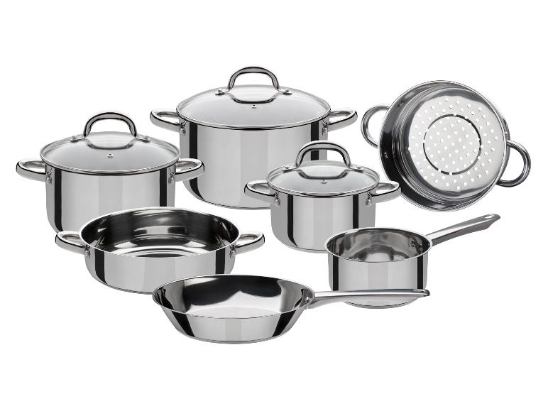 Un ensemble de casseroles, poêles et un panier vapeur en acier inoxydable avec couvercles en verre.