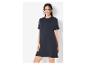 Robe t-shirt noire décontractée, style minimaliste.