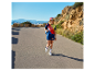 Femme marchant sur une route, vêtue d'une tenue Lidl Trek.